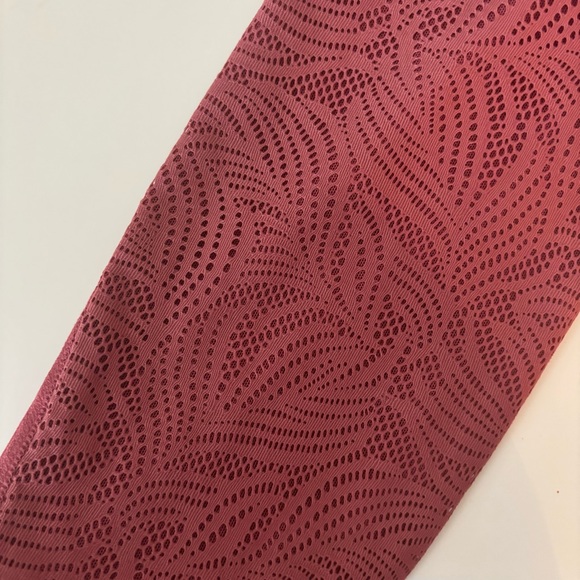 Athleta Luxe Mesh Lace 7/8 Tight Leggings Victorian Berry Pink Size XS - Picture 5 of 11